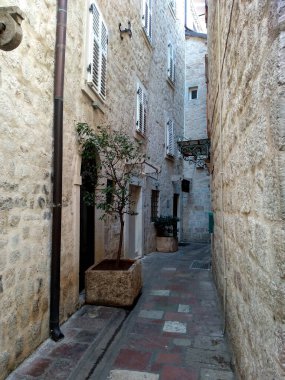 Eski şehir Kotor 'un sokak manzarası, monthe gro