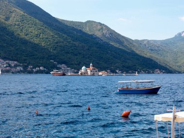 Yapay ada Gospa od krpjela 'nın güzel manzarası, Kayaların Leydisi, Roma Katolik Kilisesi, Perast, Kotor Körfezi, Karadağ