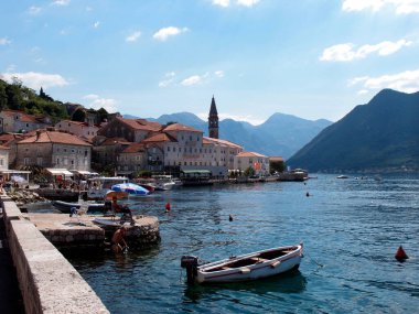 Karadağ 'ın Kotor Körfezi kıyısındaki eski Perast kentinin güzel manzarası
