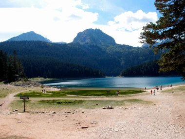 Dağlardaki buzul gölünün güzel manzarası, Kara Göl, Crno Jezero, Durmitor Ulusal Parkı, Montenegrosign: kişisel risk altında yüzmeye izin veriliyor