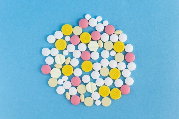 Ein Bündel Bunter Pillen Auf Blauem Hintergrund — Stockfoto
