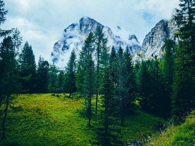 İtalya 'daki Dolomitler. Sabahları bulutların arasındaki dağlar. Tofany sıradağları