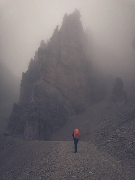 暗い霧の山 山の中で大きなバックパックを持つ男 重い旅行 山の中で悪天候 雲の中の山 — ストック写真