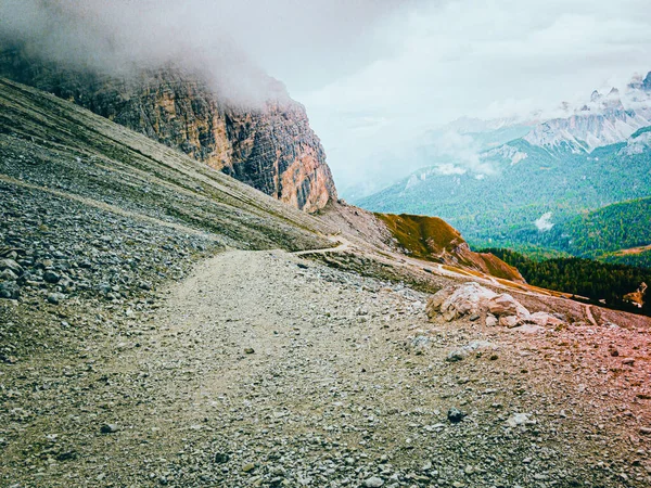 山の中で地滑り ドロマイトの画面 イタリアの山の日の出 — ストック写真