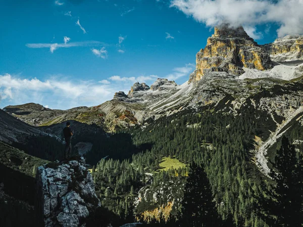 ドロマイトのLagazuoi山 イタリアの山 カラフルな山脈 ヴァルは谷を麻痺させる ファニス山脈 — ストック写真