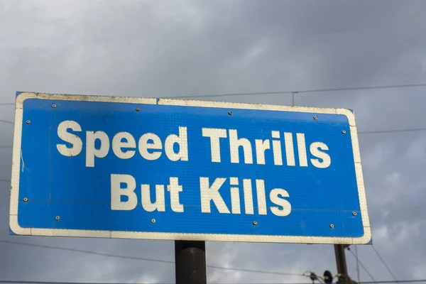 Verkehrsschild Mit Geschwindigkeitsübertretungen Erregt Aber Tötet — Stockfoto