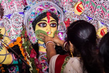 Kolkata, Batı Bengal, Hindistan - 16 Ekim 2021: Bengali, tanrıça Durga 'nın dalışından önce geleneksel Bengali ritüeli olan sarili kadınlarla evlendi. Seçici odak.