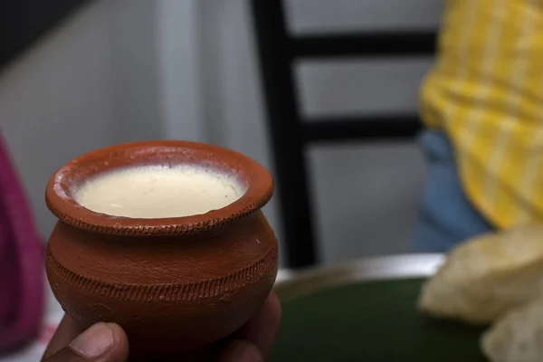 Bengalski Deser Nazwie Misti Doi Serwowany Glinianym Garnku Skupienie Selektywne — Zdjęcie stockowe