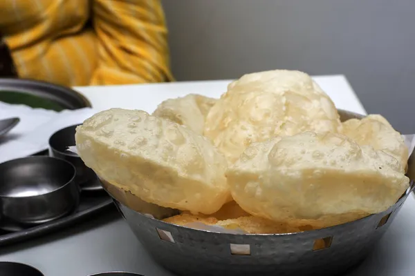 Delizioso Pane Bengalese Chiamato Luchi Servito Con Curry Patate Chiamato — Foto Stock