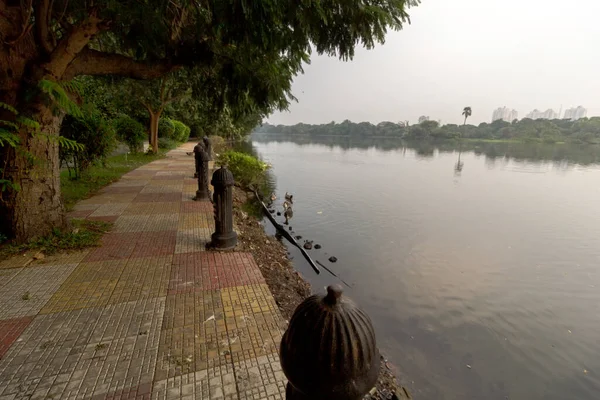 Güzel Rabindra Sarobar Gölü Eski tarz tırabzan ve patikası ile