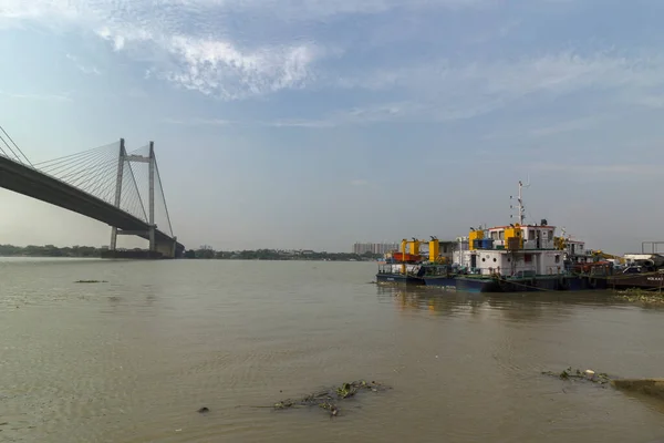 Barcos Flotantes Anclados Río Hoogly Con Vidyasagar Setu Segundo Puente — Foto de Stock