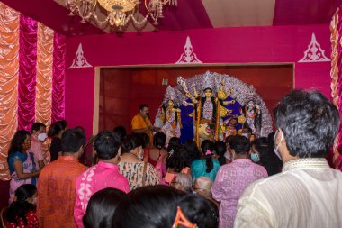 12 Ekim 2021, Kolkata, Batı Bengal, Hindistan: Çok az Bengalli Tanrıça Durga 'nın önünde çelenk yapıyor..