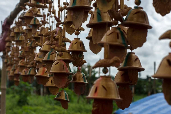 15 Ekim 2021, Kolkata, Batı Bengal, Hindistan: Kil dekoratif çömlekler yol kenarında satışta.