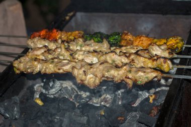 Şiş tavuk kebabı. Izgara et şişleri. Sheekh Kebap ızgaranın üstünde pişiriliyor. Kömürün üstünde ızgarada marine edilmiş tavuk. Seçici odak.