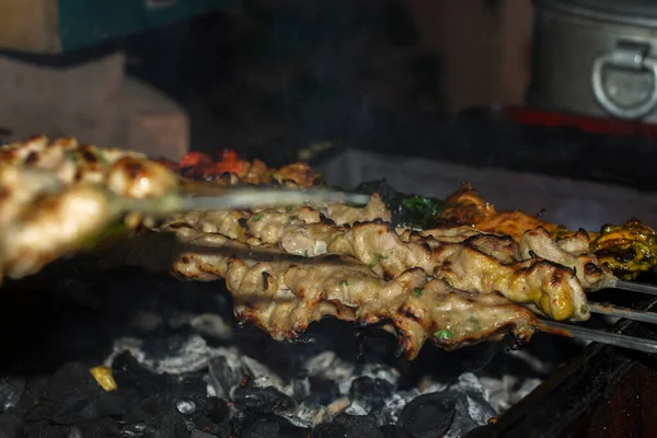 Şiş tavuk kebabı. Izgara et şişleri. Sheekh Kebap ızgaranın üstünde pişiriliyor. Kömürün üstünde ızgarada marine edilmiş tavuk. Seçici odak.