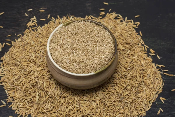 Eine Schüssel Voll Mit Bio Braunem Reis Und Umgeben Von — Stockfoto