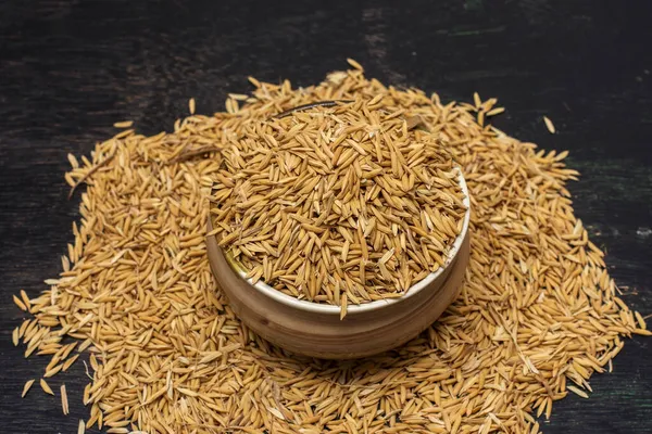 Eine Schüssel Voller Bio Reispflanzen Mit Dunklem Hintergrund Selektiver Fokus — Stockfoto
