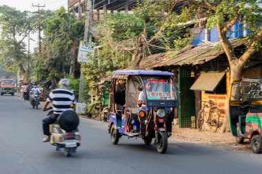 17 Kasım 2021, Narendrapur, Batı Bengal, Hindistan: Kolkata yolunda bir E-triportör.