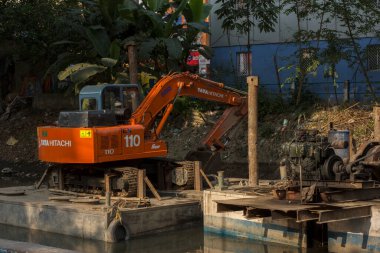 17 Kasım 2021, Narendrapur, Batı Bengal, Hindistan: Bir JCB makinesi Kolkata 'da küçük bir kanalda sersemletiyor.