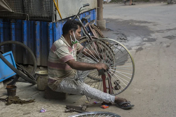 November 2021 Narendrapur Westbengalen Indien Ein Mann Mittleren Alters Repariert — Stockfoto