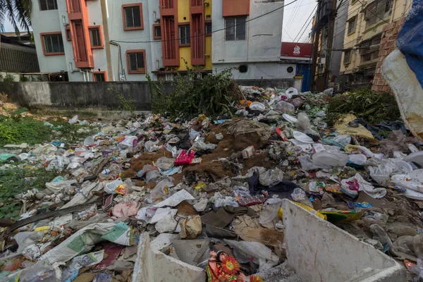 17 Kasım 2021, Kolkata, Batı Bengal, Hindistan: Sokaktaki çöp seçici bir odak ile kirliliğe yol açıyor.