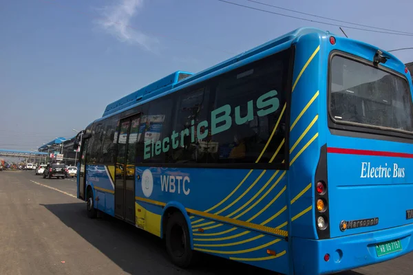 19 Kasım 2021, Kolkata, Batı Bengal, Hindistan: Seçici odaklı bir yol silindiri.