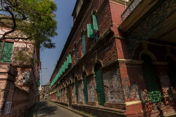 İngiliz döneminde inşa edilen eski geleneksel Kolkata binası