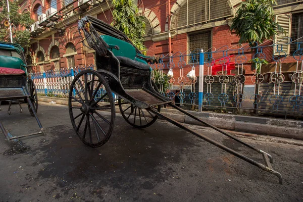 Famosa Mano Tiró Rickshaws Aparcado Lado Carretera Las Calles Calcuta —  Fotos de Stock