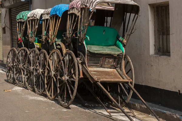 Wenige Berühmte Handgezogene Rikscha Parkte Straßenrand Den Straßen Von Kalkutta — Stockfoto
