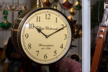 22 Aralık 2021, Kolkata, Batı Bengal, Hindistan: Eski analog duvar asılı Whit büyük antika saat.