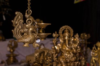 Güzel antik pirinç tasarımcı metalik gösteri parçası ve idol Endüstriyel ticaret ücreti Kolkata 'da satılıyor. Seçici odak.