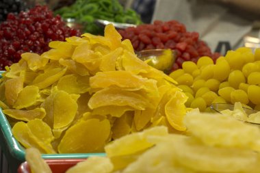 Kolkata, Batı Bengal 'deki Endüstriyel Ticaret Fuarı' nda lezzetli Afgan kuru meyveleri satan bir satıcı..