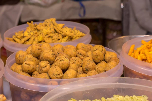 Kolkata, Batı Bengal 'deki Endüstriyel Ticaret Fuarı' nda lezzetli Gujarati tuzlu çerezleri satan bir satıcı..