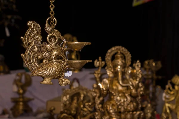 Güzel antik pirinç tasarımcı metalik gösteri parçası ve idol Endüstriyel ticaret ücreti Kolkata 'da satılıyor. Seçici odak.