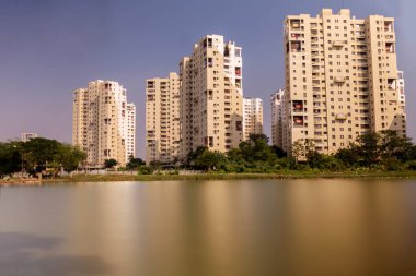 Büyük bir gölün önünde seçici odaklı yüksek katlı bir apartman dairesi..