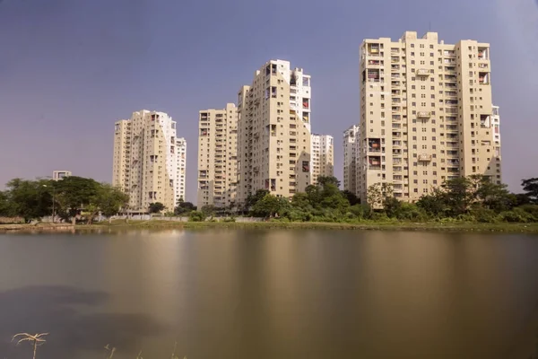 Büyük bir gölün önünde seçici odaklı yüksek katlı bir apartman dairesi..