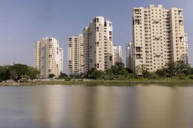 Büyük bir gölün önünde seçici odaklı yüksek katlı bir apartman dairesi..