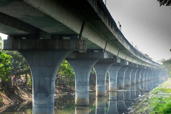 Μια Γέφυρα Για Μετρό Σιδηρόδρομος Ένα Κανάλι Στην Καλκούτα Ινδία — Φωτογραφία Αρχείου