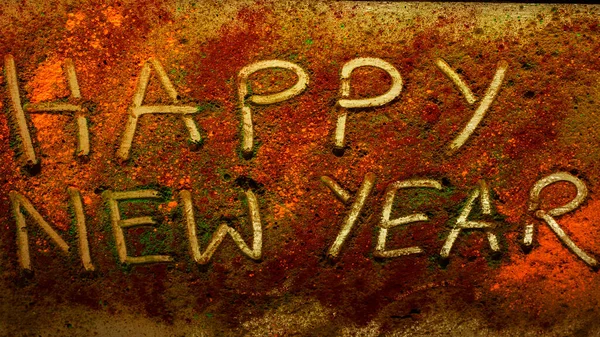 Renklerle dolu beyaz bir tahta ve üzerinde Finger 'ın yazdığı mutlu yıllar. Yeni yıl kutlaması kavramı.