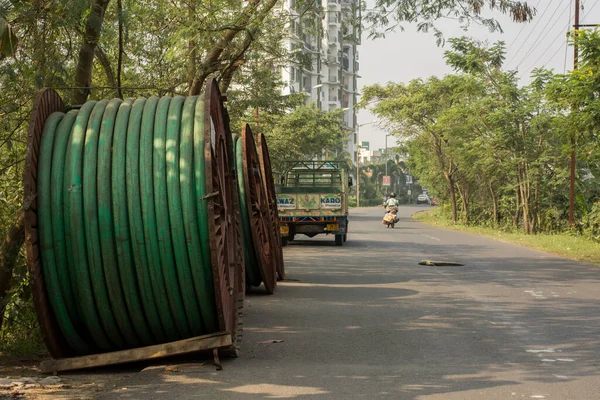 12 Aralık 2021, Baraipur, Batı Bengal, Hindistan: Havells 'in mavi borularının yol kenarındaki iki büyük rolü yol yapımında kullanılacak. Seçici odak.
