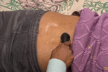 Acıdan rahatlamak için sırt üstü ultrason tedavisi