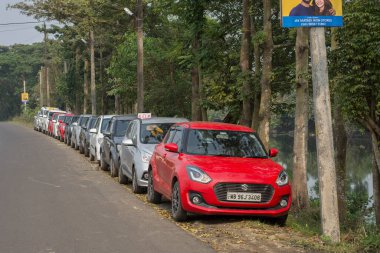 12 Aralık 2021, Narendrapur, Batı Bengal, Hindistan: Birkaç Mordern arabası ikinci el olarak park edilmiş.