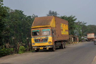 12 Aralık 2021, Kolkata, Batı Bengal, Hindistan: Seçici odaklı ağır yük kamyonu yolu kenarı.
