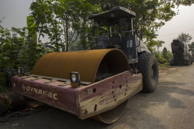 12 Aralık 2021, Kolkata, Batı Bengal, Hindistan: Seçici odaklı yol kenarında duran bir yol tekerlekli kamyon.