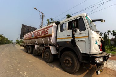 12 Aralık 2021, Kolkata, Batı Bengal, Hindistan: Seçici odaklı yoğun petrol tankeri yolu kenarı.