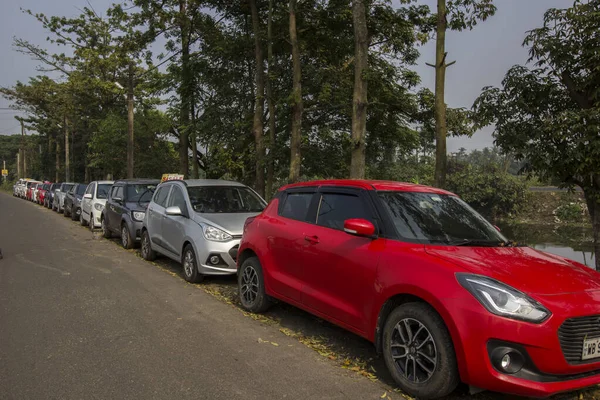 12 Aralık 2021, Narendrapur, Batı Bengal, Hindistan: Birkaç Mordern arabası ikinci el olarak park edilmiş.