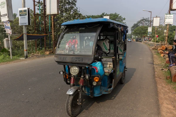 Aralık 2021 Narendrapur Batı Bengal Hindistan Kolkata Yolunda Bir Triportör — Stok fotoğraf