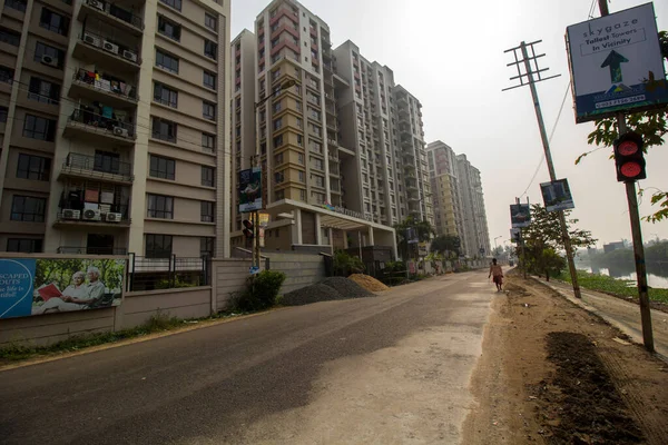 12 Aralık 2021, Kolkata, Batı Bengal, Hindistan: Kolkata 'nın yüksek binasının inşaatı devam ediyor. Seçici odak.