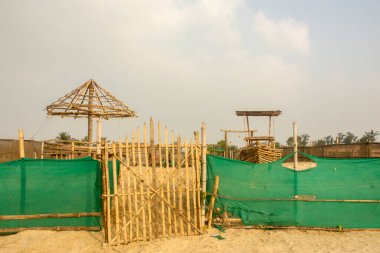 Kumsala gitmek için bir tatil köyünün bambu kapısı. Seçici odak.