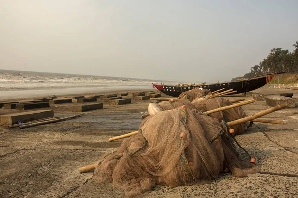 Digha yakınlarındaki Tajput sahilinde balıkçı ağlı ahşap bir balıkçı teknesi. Seçici odak